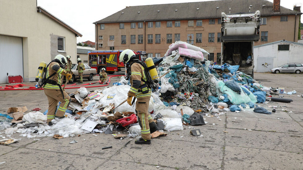 Die Einsatzkräfte auf dem Gewerbehof in Freital.