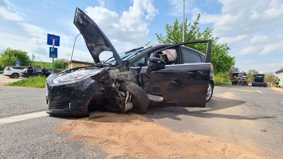 Der Aufprall war so heftig, dass bei dem Ford eine Radaufhängung herausgerissen wurde. 