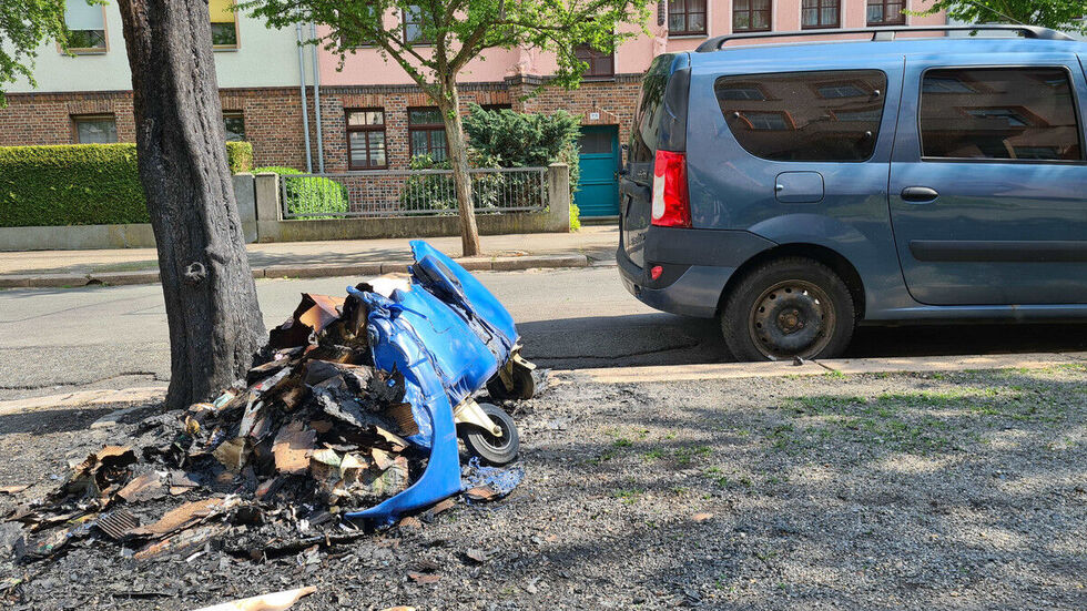 Von diesem Müllcontainer auf der Lassallestraße ist nicht mehr viel übrig. 