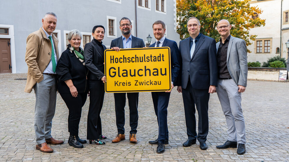 OB Marcus Steinhart (4.v.l.) erhielt das neue Ortsschild aus den Händen von Ministerpräsident Michael Kretschmer (3.v.r.)