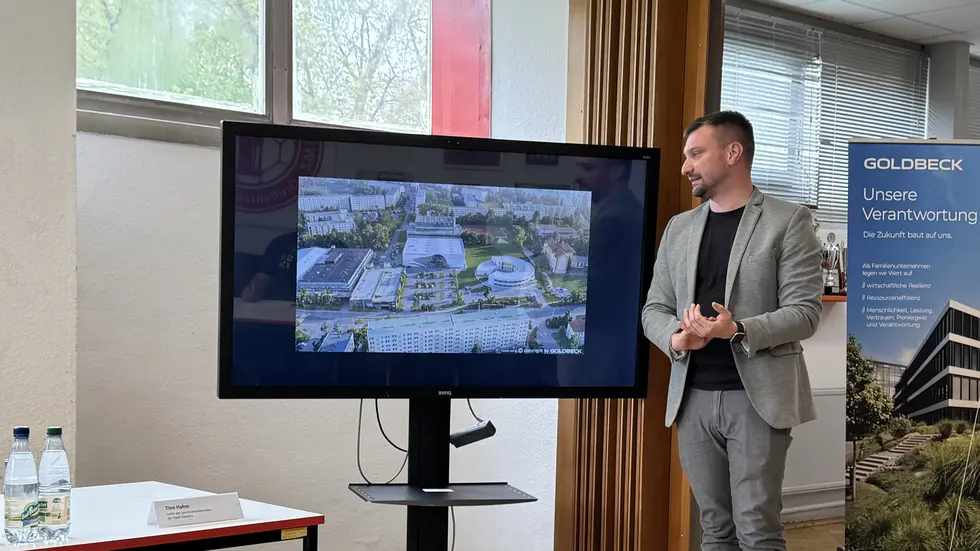 Tino Hahm, Leiter des Zwickauer Sportstättenbetriebs, zeigt eine Visuaisierung der neuen Ballsporthalle (Bildmitte).