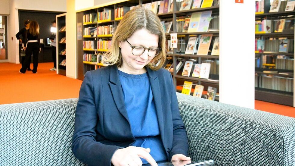 Kulturbürgermeisterin Annekatrin Klepsch nutzt das digitale Angebot der Bibliotheken.