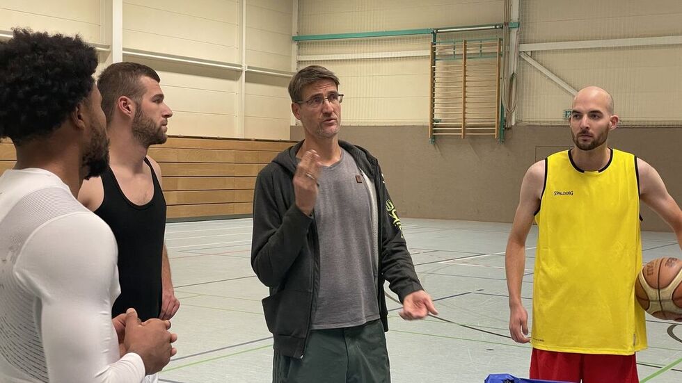 Coach Stephan Wolf bespricht den Matchplan mit den Jungs. 
