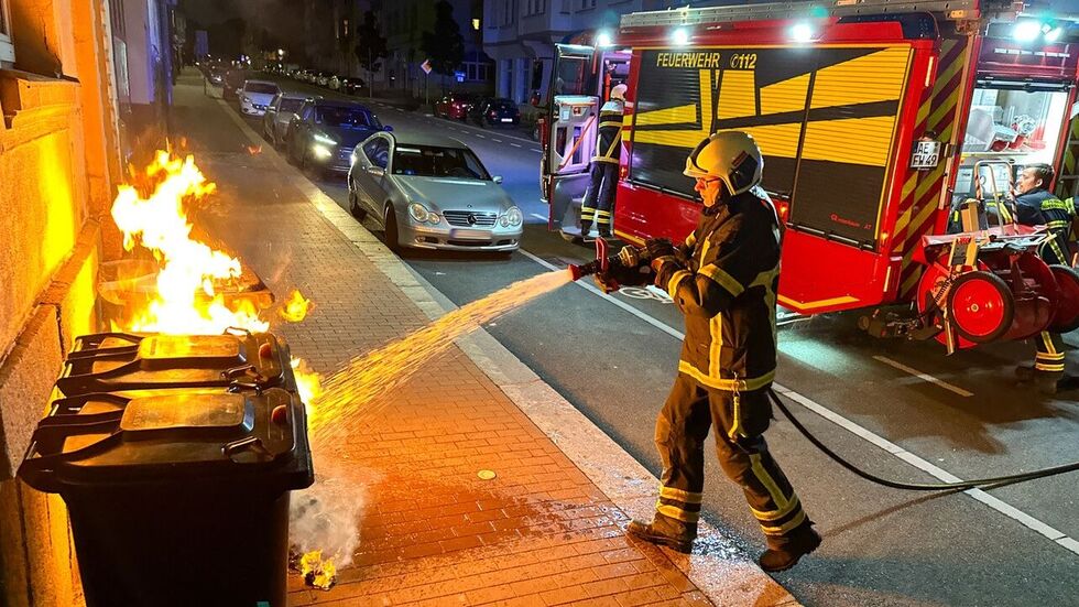 Die Flammen loderten direkt unter einem geöffneten Fenster. 