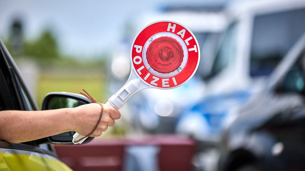 Die Chemnitzer Polizei hat auf der A 4 bei Lichtenau einen Kleintransporter aus dem Verkehr gezogen, der rund zwei Tonnen Sperrmüll mehr als erlaubt geladen hatte.