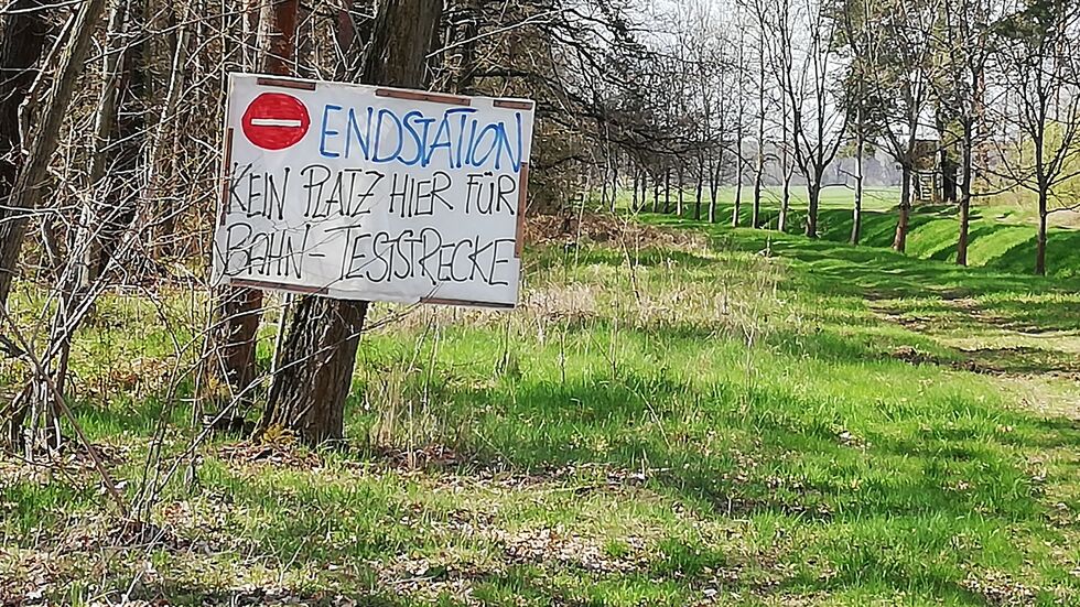 Protesplakat gegen mögliche Trasse bei Niesky