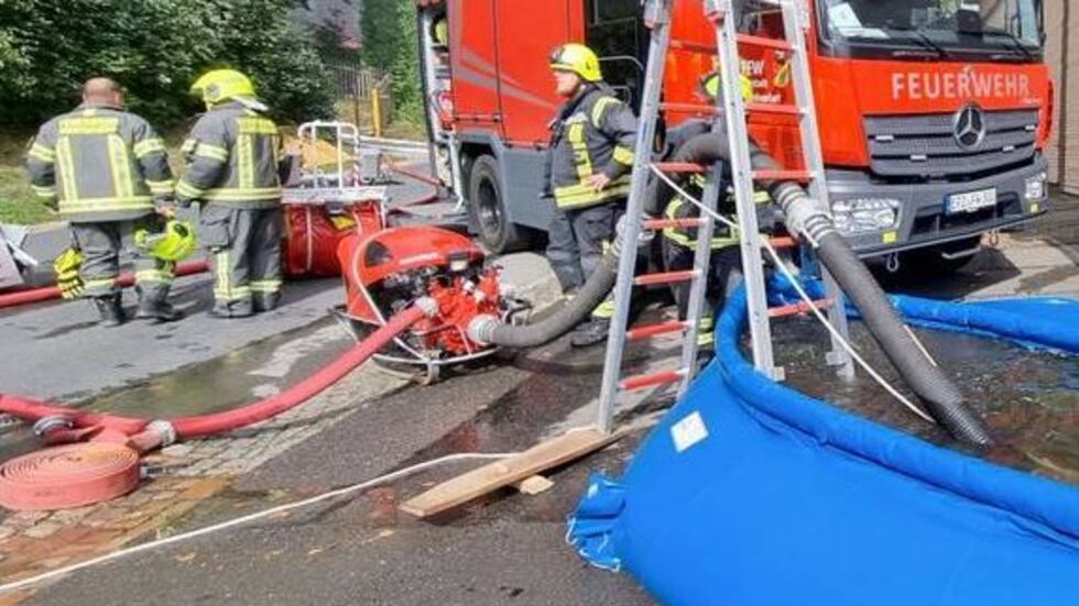 Weil es Probleme bei der Löschwasserversorgung gab, wurde ein Wasserbassin aufgestellt.