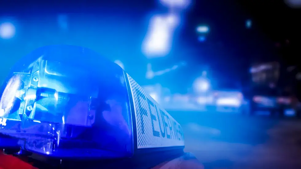 Die Feuerwehr musste den jungen Mann aus dem Pkw befreien