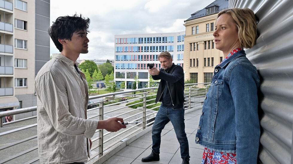 Faris Massoud (Mido Kotaini, l.) bedroht Saskia Bergelt (Teresa Weißbach) mit einem Messer. Hauptkommissar Robert Winkler (Kai Scheve) versucht einzugreifen. Die neue Folge des Erzgebirgskrimis ist am Samstag, 26. April, ab 20.15 Uhr im ZDF zu sehen - und spielt in Chemnitz