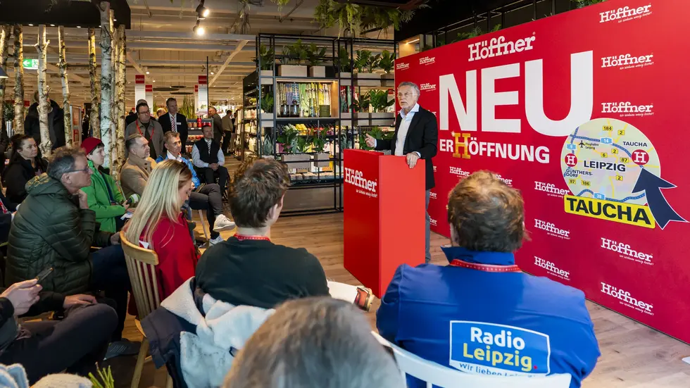 Einen Tag vor der Eröffnung: Höffner-Inhaber Kurt Krieger (77) vor Journalisten in dem neuen Höffner-Möbelhaus in Taucha.