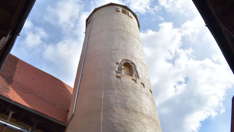 Der Turm der Burg Schönfels erstahlt in neuem Glanz.