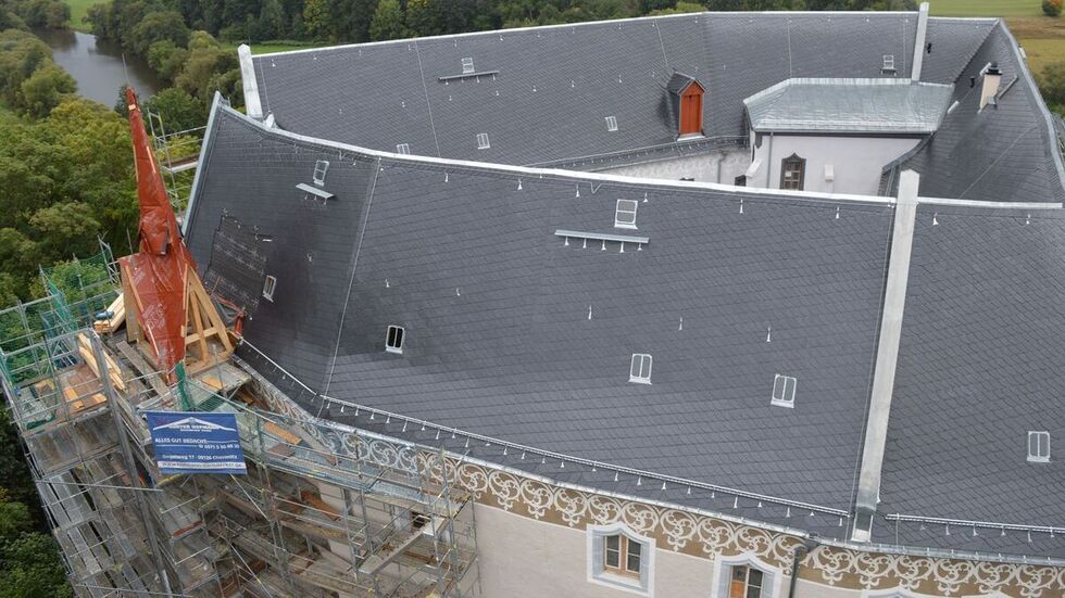 Das Schloss von oben mit der Turmspitze.