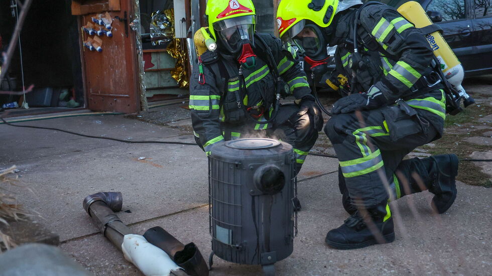 Das Rohr des Räucherofens endete im Treppenhaus. Kameraden der Feuerwehr löschten ihn.  