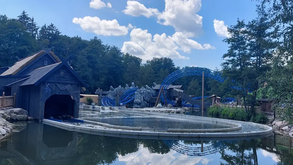 Zwei Mal wird man während der Fahrt aus dem Wasser auf die Schiene „gelauncht" - also katapultiert.