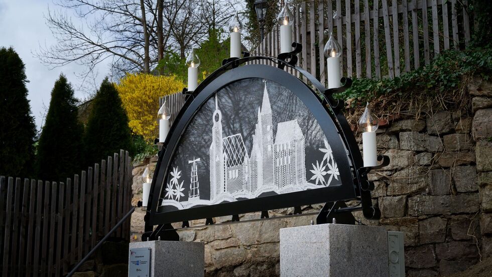 Der große Schwibbogen grüßt alle Gäste des 40. Klöppelspitzenkogress. Der große Schwibbogen grüßt alle Gäste des 40. Klöppelspitzenkogress.