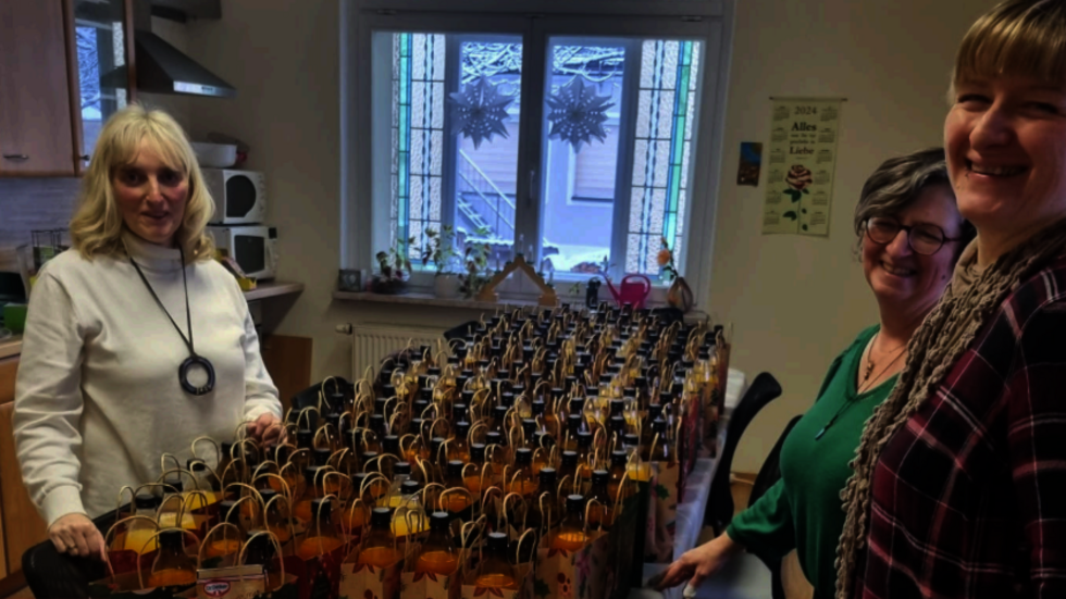 Das Team des ambulanten, betreuten Wohnens der Diakonie
Marienberg möchte Betroffenen mit einem persönlichen Besuch und
einem kleinen Geschenk ein Stück Wärme, Aufmerksamkeit und Weihnachtsfreude schenken.