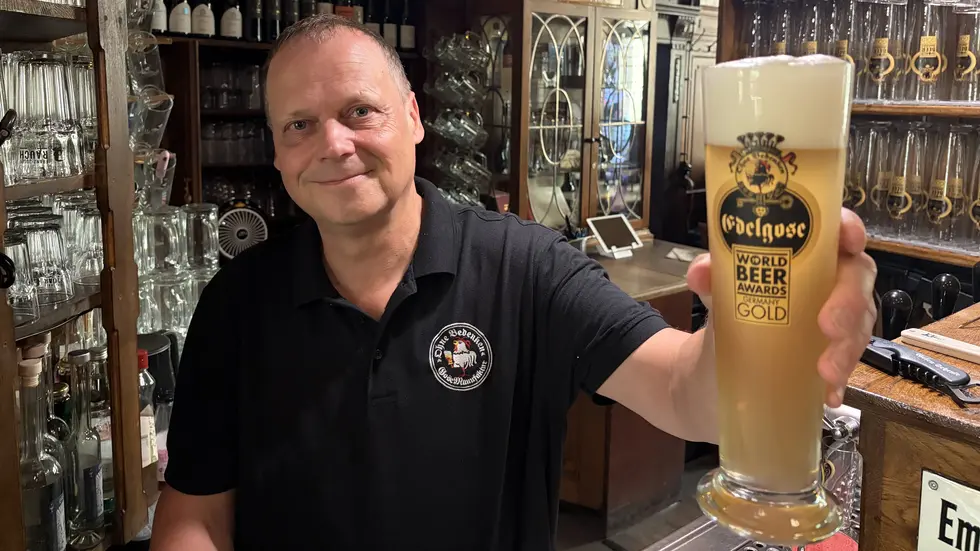 Brauer Jens Gröger zeigt stolz das Gewinner-Bier. Brauer Jens Gröger zeigt stolz das Gewinner-Bier.