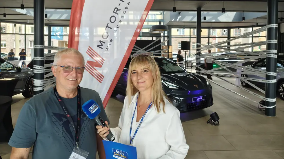 Prokurist Reinhold Lehnert (li.) wird von unserer Mitarbeiterin Jacqueline Müller interviewt. Prokurist Reinhold Lehnert (li.) wird von unserer Mitarbeiterin Jacqueline Müller interviewt.