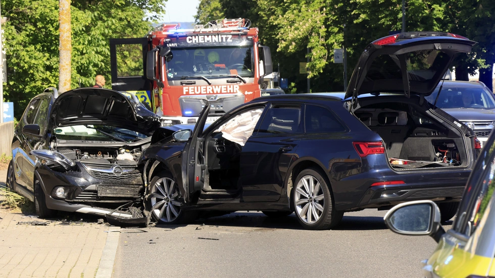 Ein Opel war frontal mit einem Audi zusammengestoßen. Ein Opel war frontal mit einem Audi zusammengestoßen.