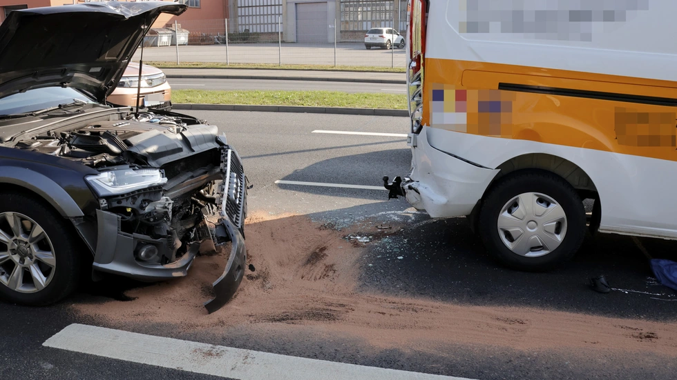 Auf dem Südring ist ein Audi auf einen haltenden Ford-Transporter geprallt. Zwei Menschen wurden verletzt, mussten ins Krankenhaus.