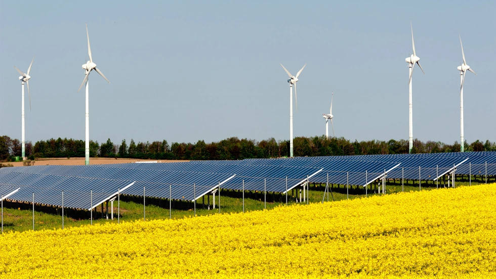 Auf dem Land schon häufig sichtbar, Windräder und Solarpaneele auf den Feldern. Auf dem Land schon häufig sichtbar, Windräder und Solarpaneele auf den Feldern.