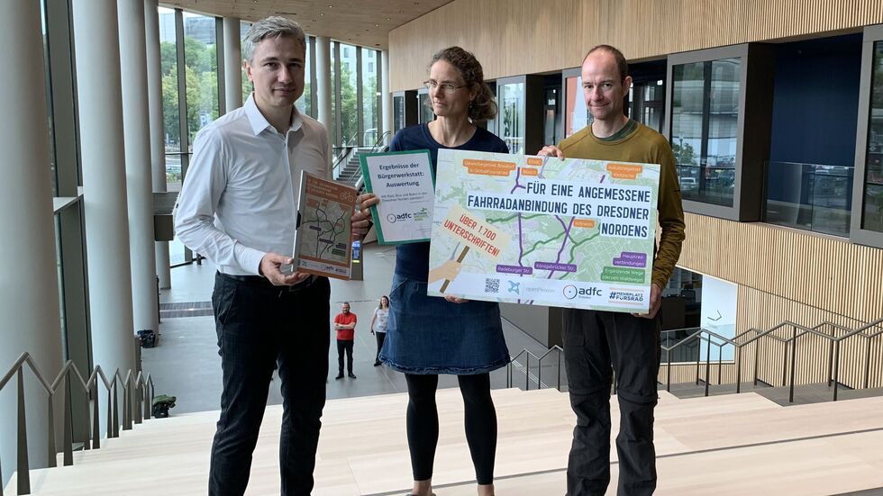 Der ADFC übergibt die Petition an Baubürgermeister Kühn (l.).