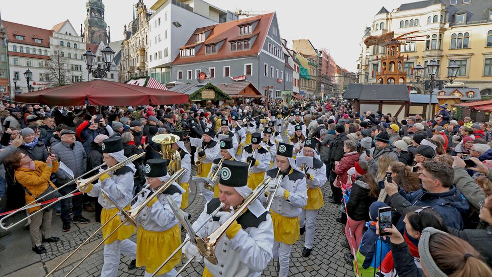 Jedes Jahr säumen hunderte Besucher die Bergparade durch die Innenstadt. Jedes Jahr säumen hunderte Besucher die Bergparade durch die Innenstadt.