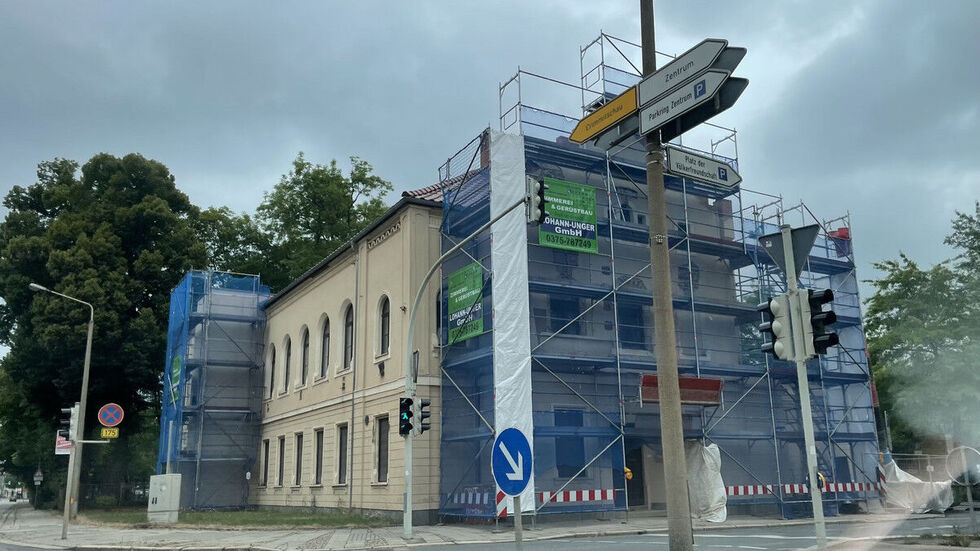 Das Gerüst an der Giebelwand der Osterweihstraße ist nicht zu übersehen. 