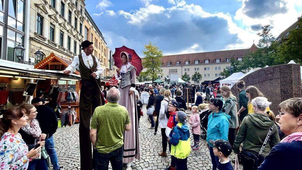 Stelzenläufer auf dem Kornmarkt