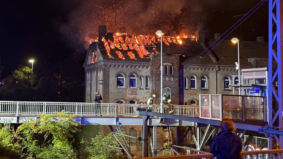 Das Dach des Hauses brennt lichterloh.