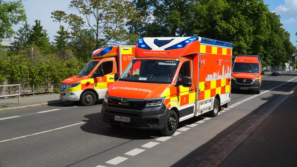 Zahlreiche Rettungswagen rückten zur Spinnereistraße in Leipzig aus. 