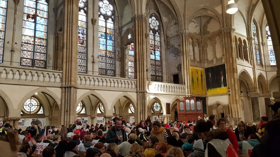 800 Menschen waren bei einer Kundgebung in der Peterskirche dabei 800 Menschen waren bei einer Kundgebung in der Peterskirche dabei