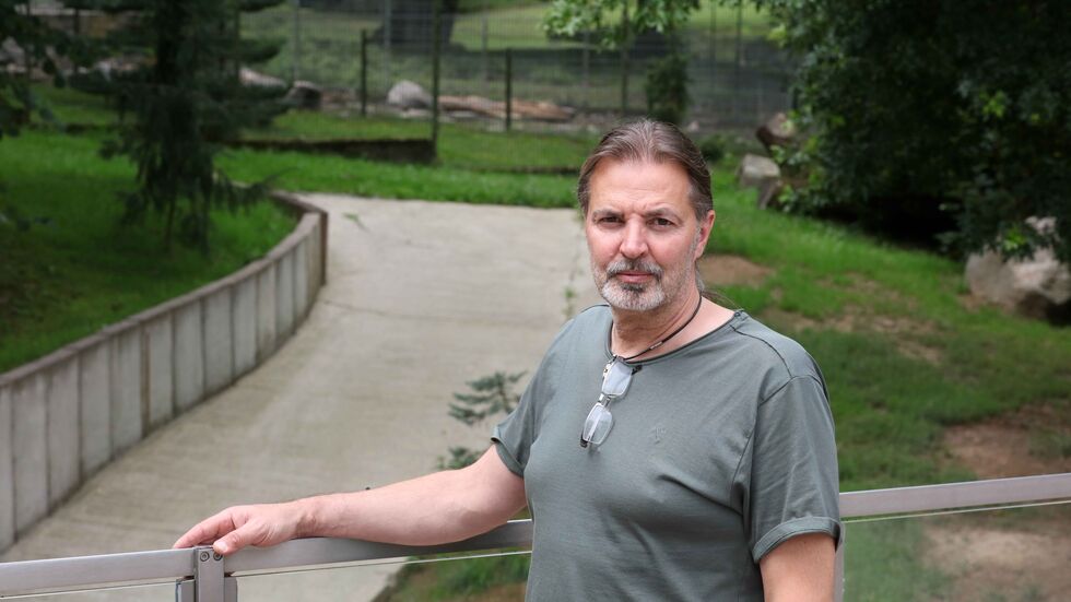 Tierparkchef Ulrich Graßl vor dem verwaisten Gehege