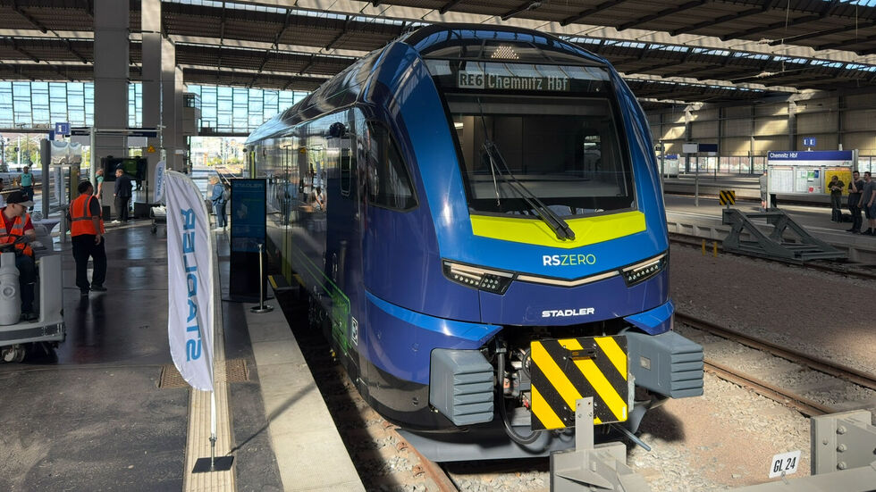 Der RS Zero, ein neuartiger Wasserstoffzug, feierte beim Fest „200 Jahre Eisenbahn“ in Chemnitz Premiere. 