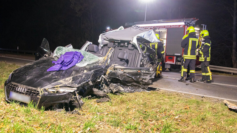 Die Unfallstelle glich einem Trümmerfeld. Die Unfallstelle glich einem Trümmerfeld.