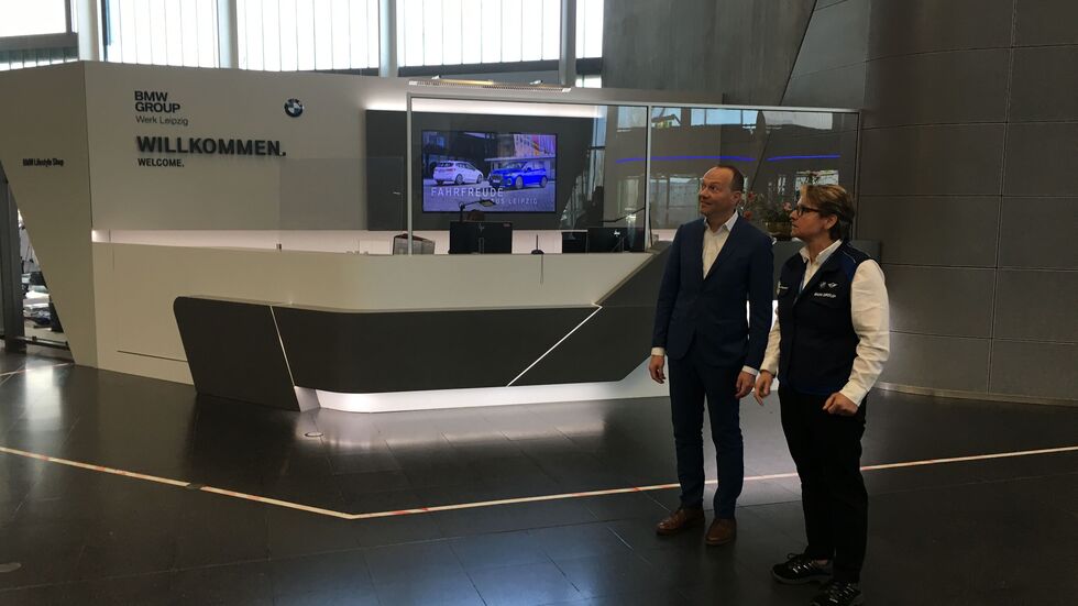 Sachsens Umweltminister Wolfram Günther bei seinem Antrittsbesuch im BMW-Werk Leipzig.