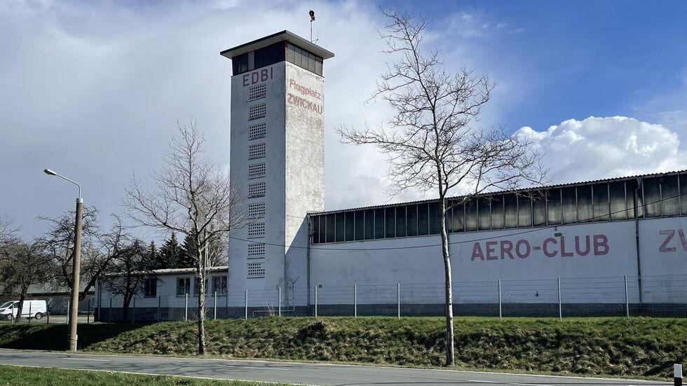 Der Kontrollturm auf dem Flugplatz bekommt eine frische Fassade. 