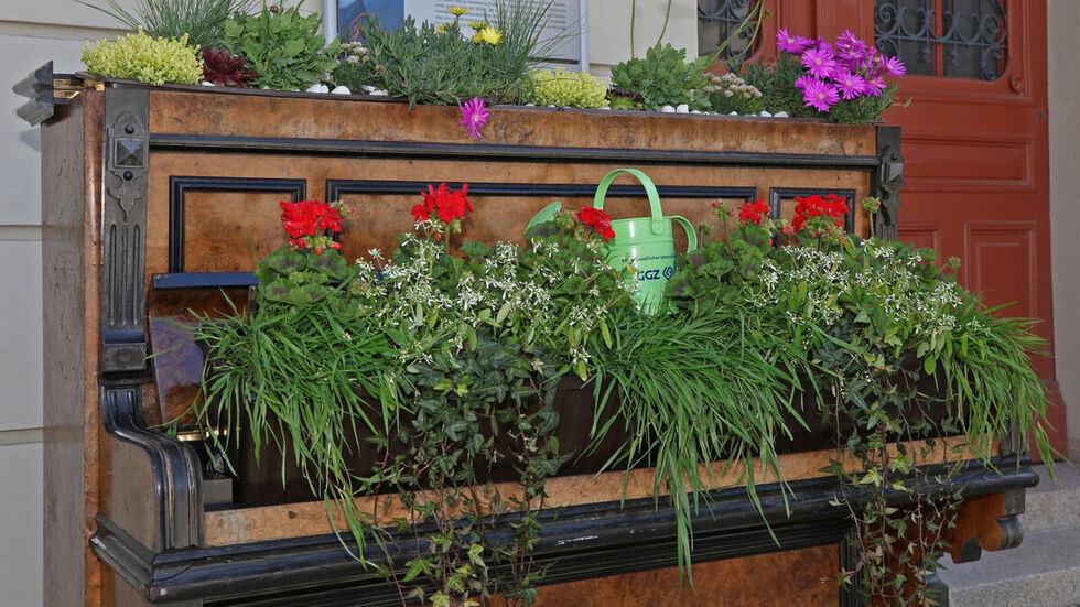 Schon 2021 gab es ein blumengeschmücktes Klavier. 