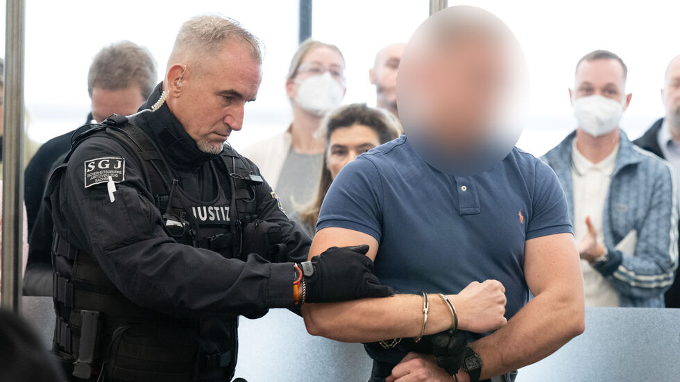 Ein Angeklagter kommt im Prozess gegen insgesamt sieben mutmaßliche Linksextremisten in das Oberlandesgericht Dresden (OLG). Ein Angeklagter kommt im Prozess gegen insgesamt sieben mutmaßliche Linksextremisten in das Oberlandesgericht Dresden (OLG).