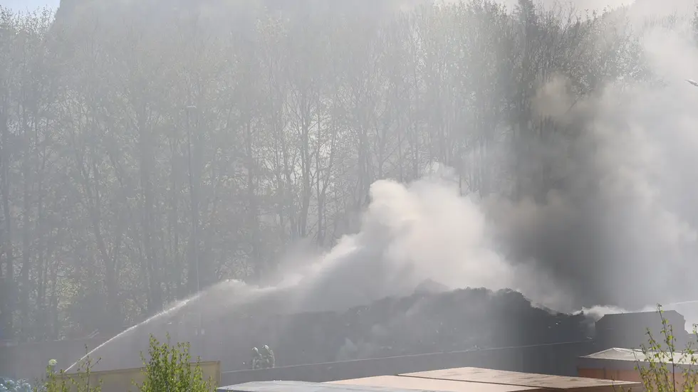 Die Kameraden der Feuerwehr löschen unter Atemschutz.