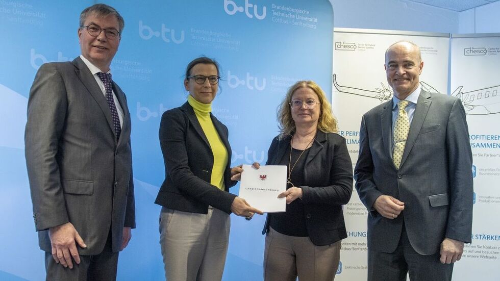 Übergabe des Bewilligungsbescheides (v.l.n.r.): Prof. Dr.-Ing. Georg Möhlenkamp, BTU-Präsidentin Prof. Dr. Gesine Grande, Staatssekretärin Dr. Friederike Haase und Prof. Dr.-Ing. Klaus Höschler. 
