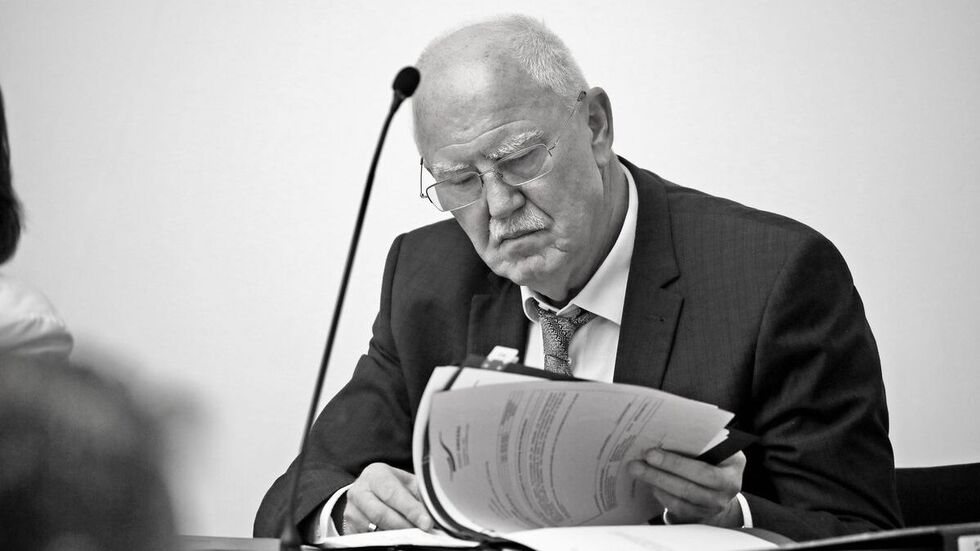 Bernd Meyer im Präsidium bei einer Sitzung des Stadtrates Bernd Meyer im Präsidium bei einer Sitzung des Stadtrates