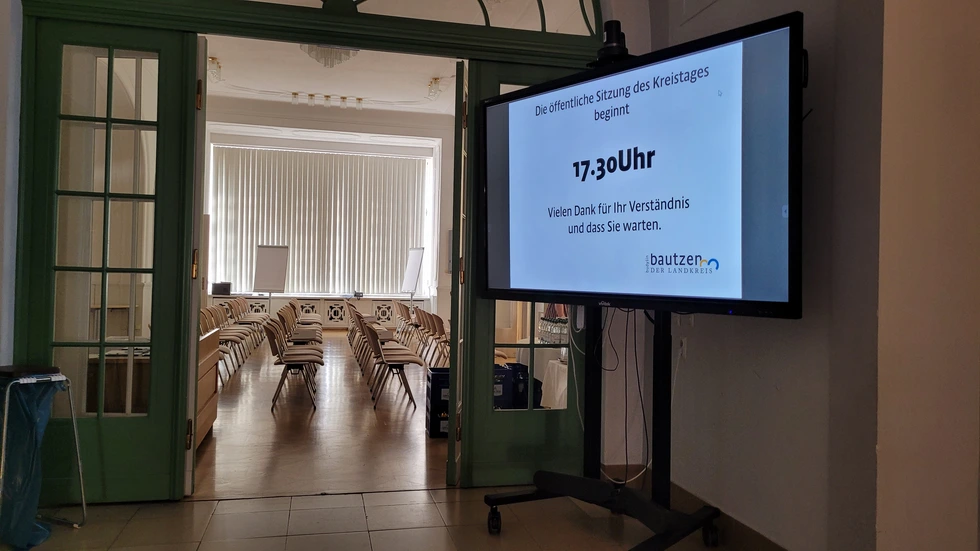 Die öffentliche Sitzung im Großen Saal im Landratsamt Bautzen beginnt erst um 17.30 Uhr. Zunächst tagen die Kreisräte nicht öffentlich. Es geht da um eine Personalie und um eine Klage.