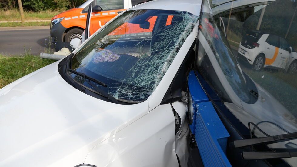 Straßenbahn und Auto haben sich bei dem Unfall ineinander verkeilt.
