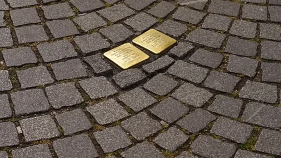 Die goldenen Stolpersteine erinnern an Menschen, die zwischen 1933 und 1945 von Nazis ermordet wurden. Seit 1995 sind mehr als 100.000 in knapp 2.000 Orten von 31 Ländern verlegt worden. Das Konzept stammt von Künstler Gunter Demnig.