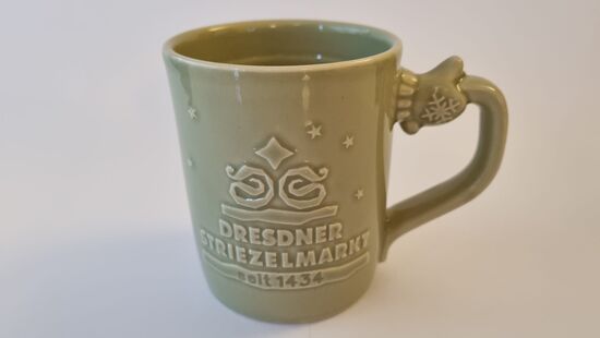 Handgemacht - und jede von ihnen ist ein Unikat: Die Striezelmarkttasse 2024.