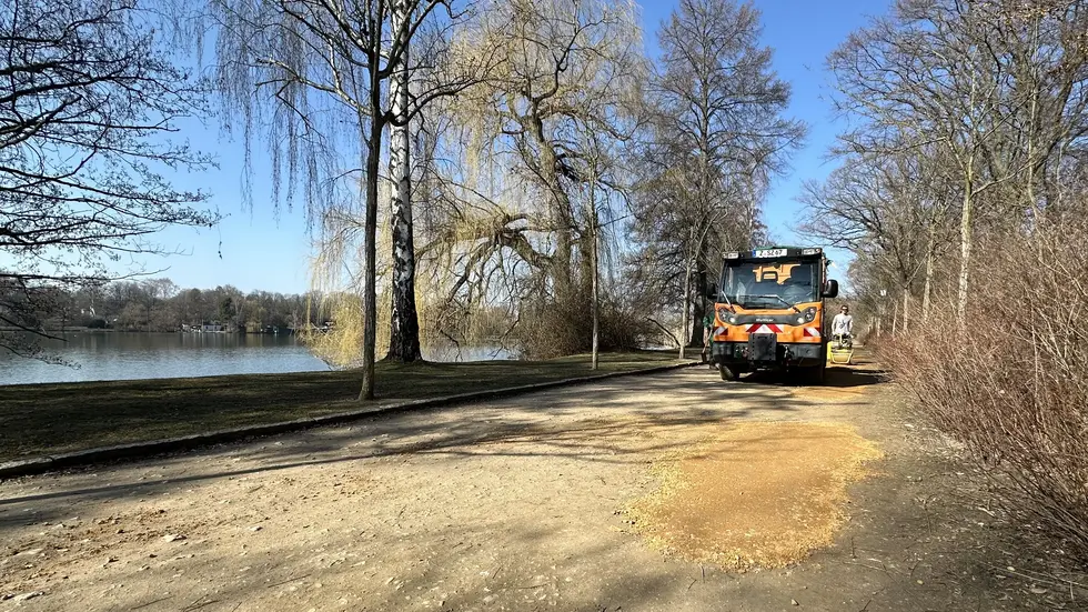 In die Löcher wurde ein Splitt-Sand-Gemisch gerüttelt.
