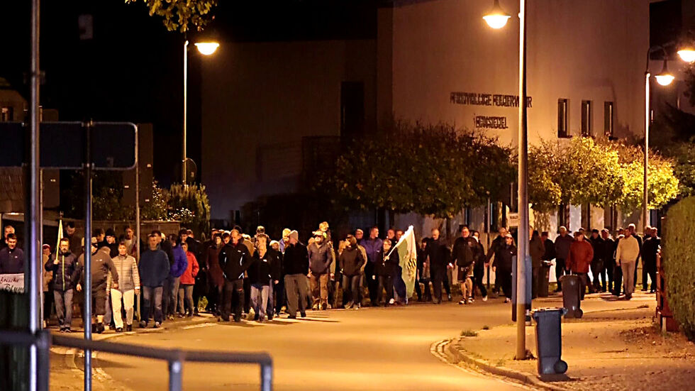 Mehr als hundert Menschen schlossen sich dem Protestmarsch an.