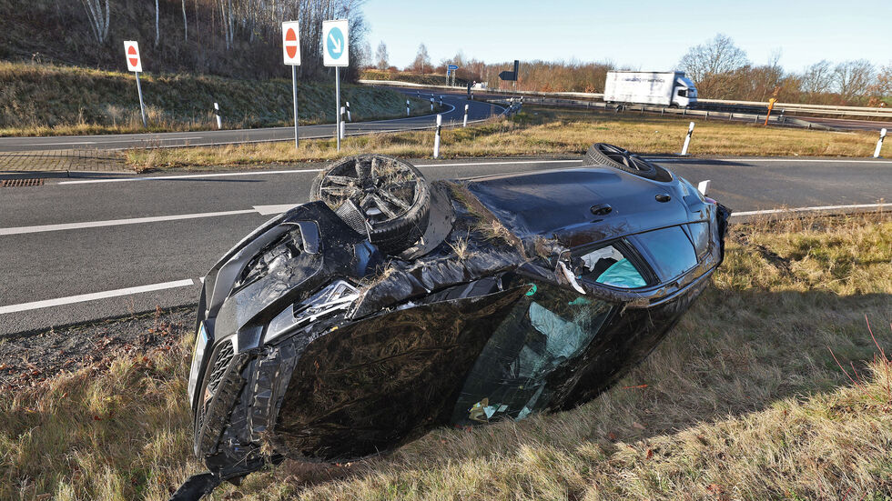 Der Cupra kam beim Abfahren in der Kurve von der Straße ab.