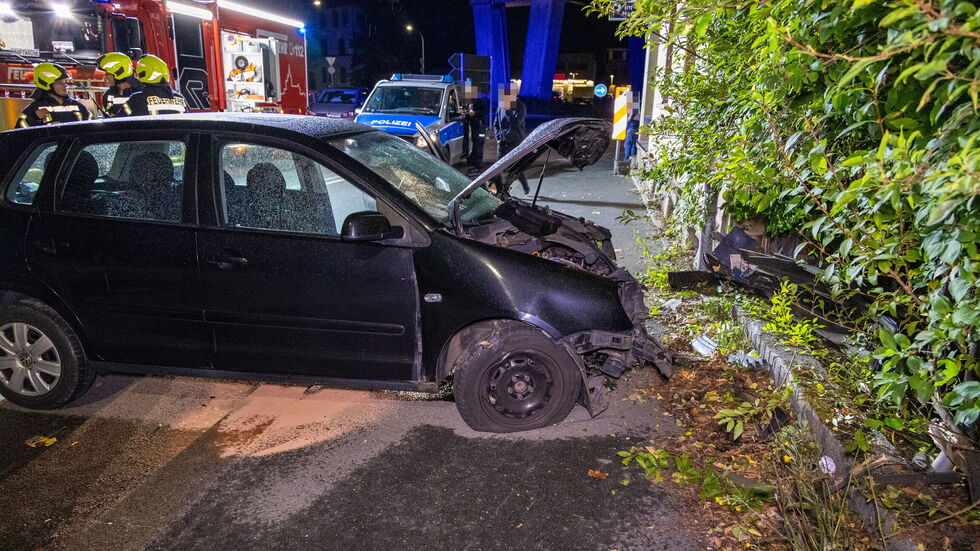 Das Auto fuhr durch einen Gartenzaun und kam an einer Hauswand zum Stehen.